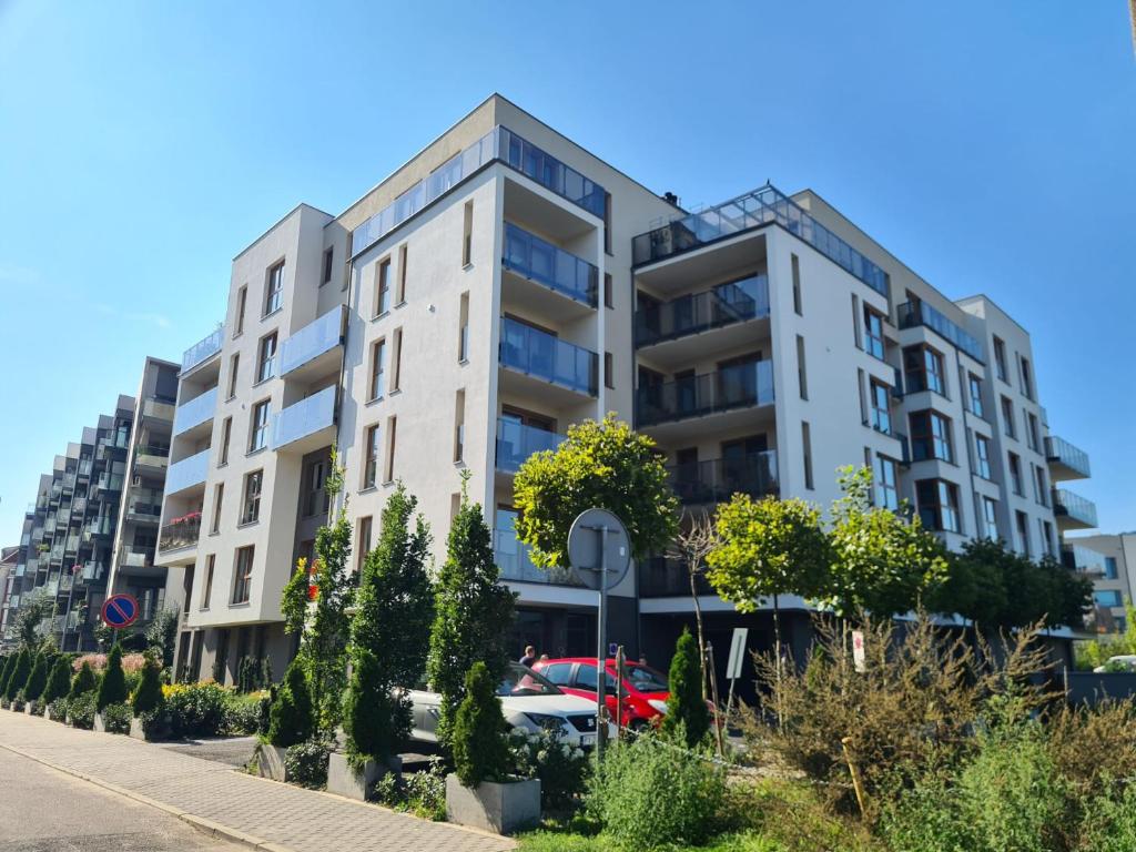 een appartementencomplex in een straat met bomen bij VENICE VILLA Apartment, self check-in 24h, free parking in Poznań