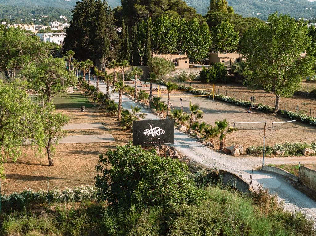 un parque de patinaje con una señal en el medio. en Parco Ibiza, by Camping San Antonio est 1961 en San Antonio