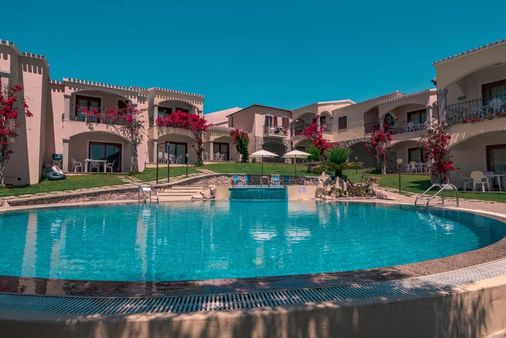 Fantastic Residenza Badus 1 BedRoomApart sleeps 4 plus possible child bed No0815 في باديسي: حمام سباحة كبير أمام مبنى