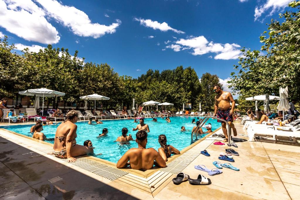 Bazén v ubytování Hotel Giannoulis nebo v jeho okolí