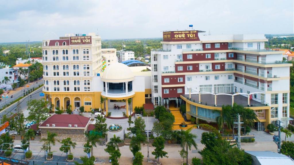 uma vista aérea de uma cidade com edifícios em Quê Tôi 2 Hotel em Soc Trang