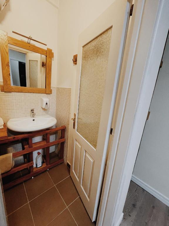 Koupelna v ubytování At Pikotiko's - Korca City Rooms for Rent