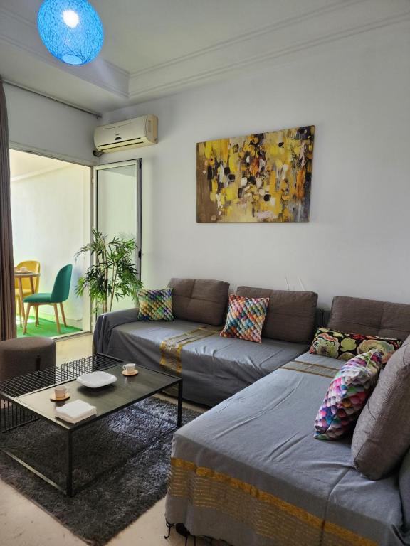 - un salon avec un canapé et une table dans l'établissement S+1 propre à manzah 7 bis, à Tunis