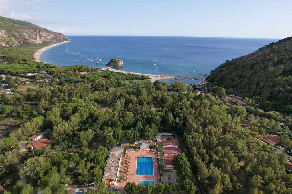 - une vue aérienne sur un complexe et l'océan dans l'établissement Villaggio Marbella Club, à Palinuro