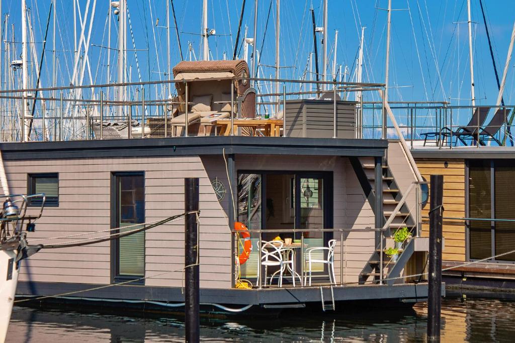 ein kleines Boot ist im Wasser angedockt in der Unterkunft Hausboot - Svanehus in Heiligenhafen