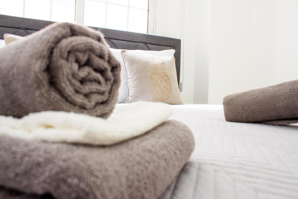 um quarto com uma cama e uma toalha em Central Larnaca Apartment em Larnaka