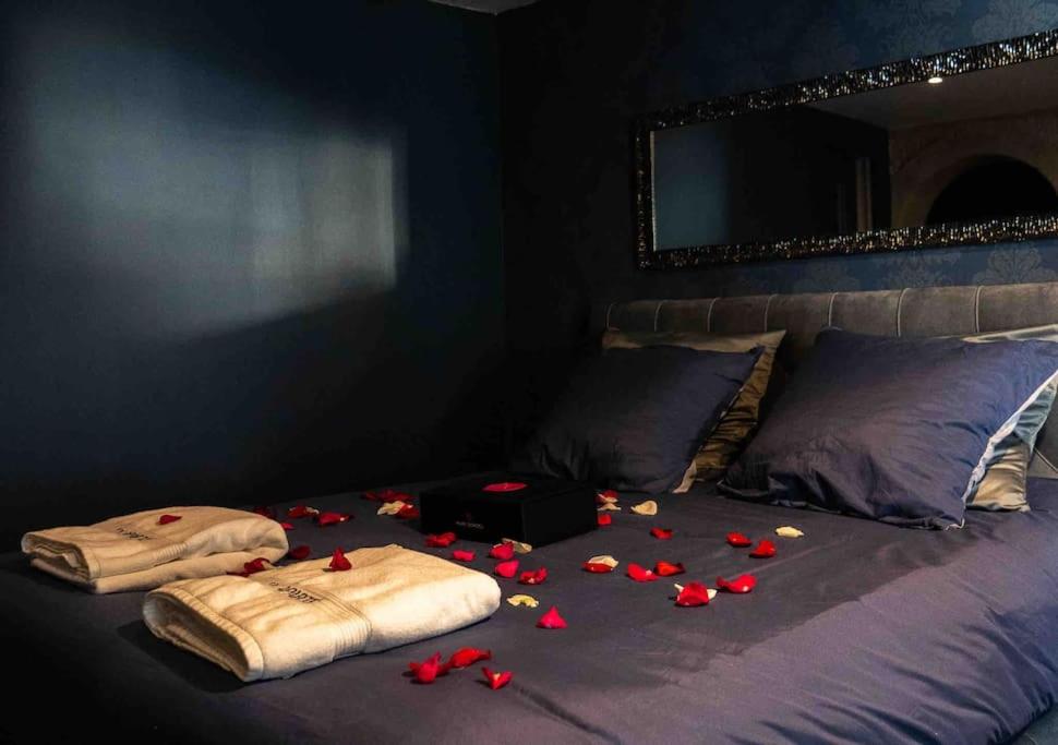 Ένα ή περισσότερα κρεβάτια σε δωμάτιο στο Loveroom En Aparté Caen
