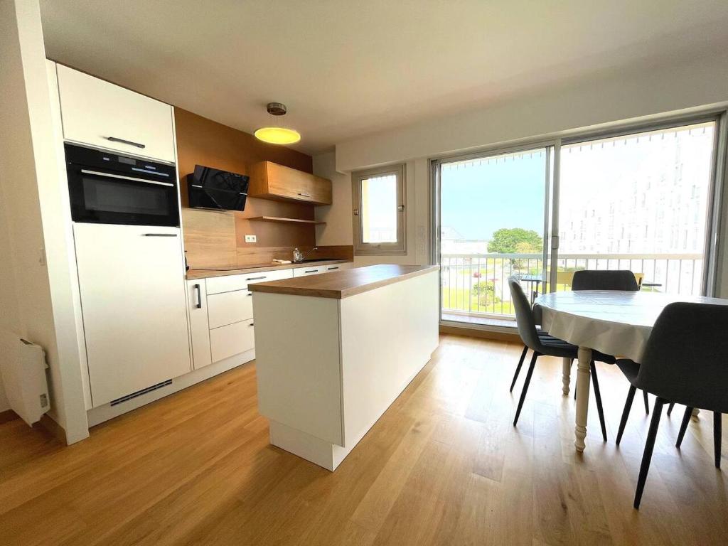 Η κουζίνα ή μικρή κουζίνα στο Appartement Port Le Pouliguen