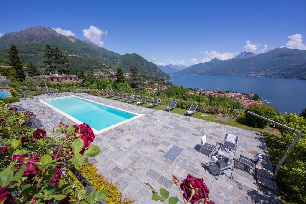 - une piscine avec vue sur le lac et les montagnes dans l'établissement Sant' Andrea Vista, à Menaggio