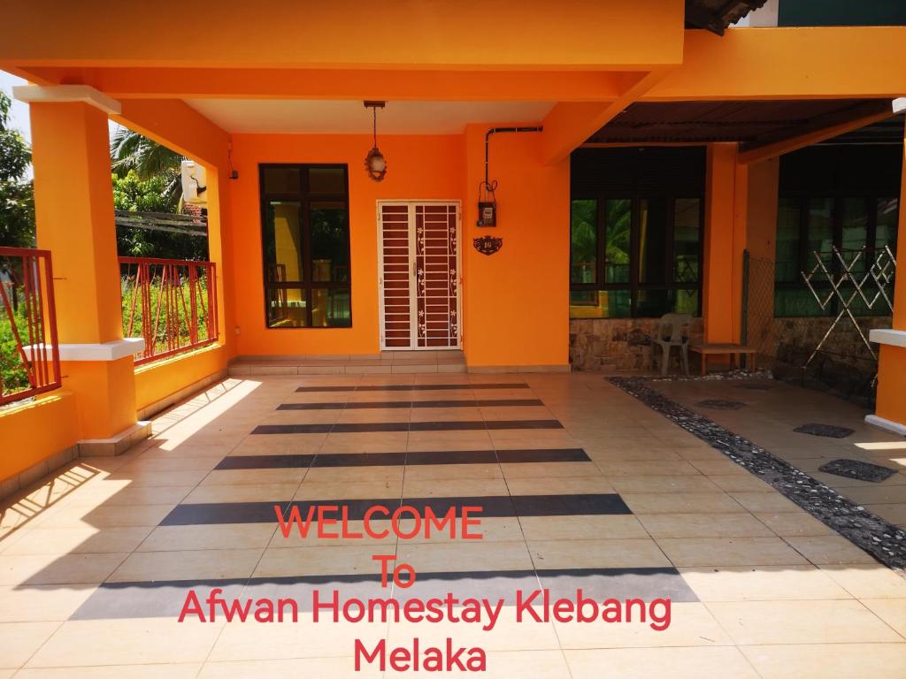 Maison orange avec carrelage dans l'établissement Afwan homestay klebang melaka, à Malacca