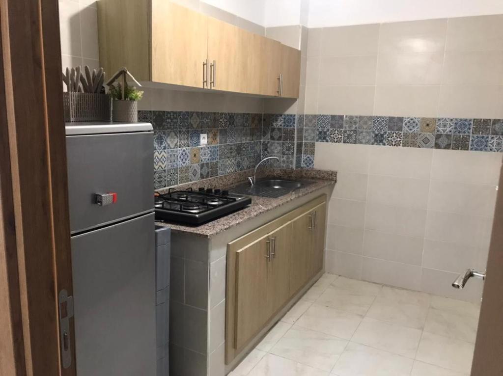 una piccola cucina con piano cottura e lavandino di Appartement à louer à azemmour a Azemmour