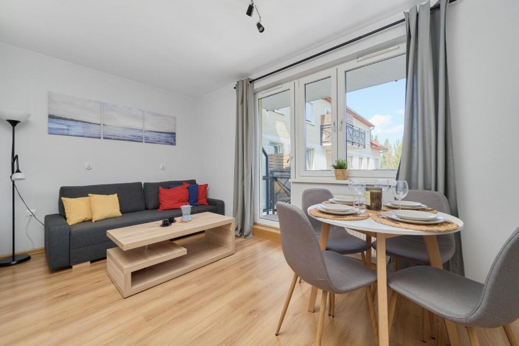 - un salon avec une table et un canapé dans l'établissement Peaceful Wrocław Apartment for 4 Guests with Balcony by Renters, à Wrocław