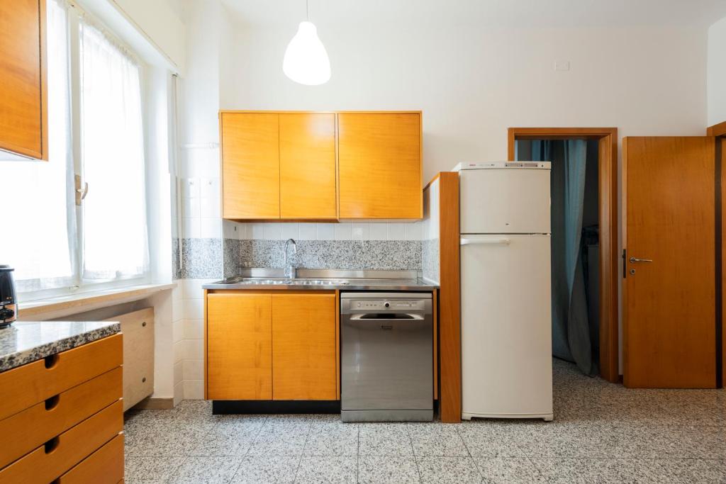 A kitchen or kitchenette at RiverView Luxury flat