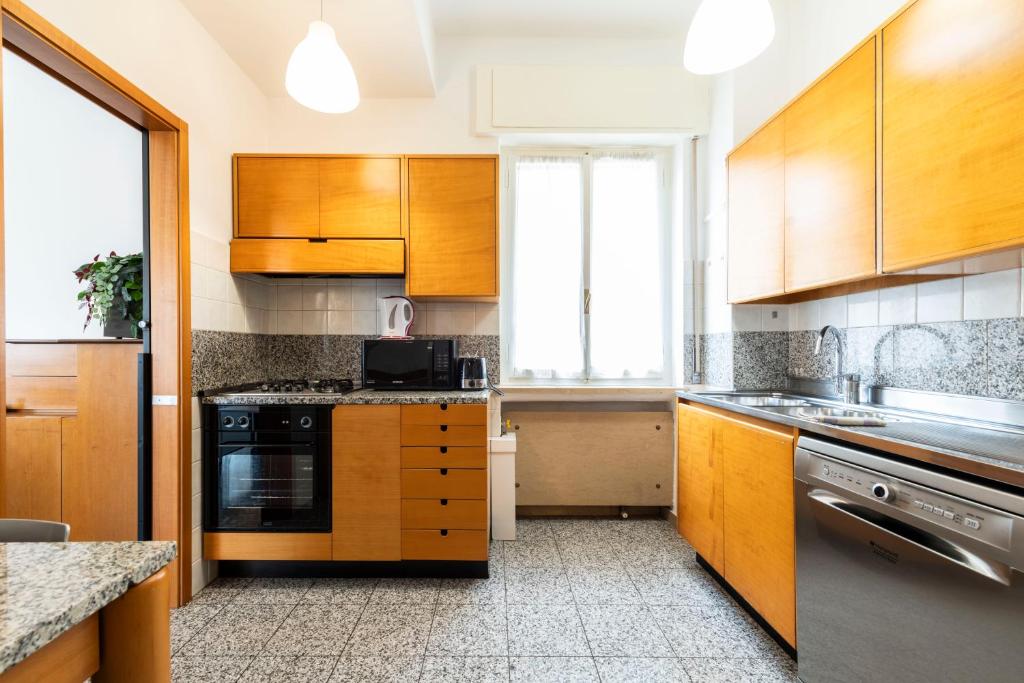 A kitchen or kitchenette at RiverView Luxury flat