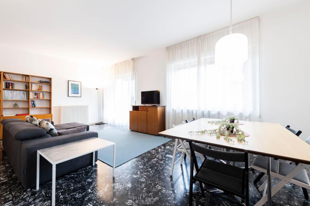 A seating area at RiverView Luxury flat
