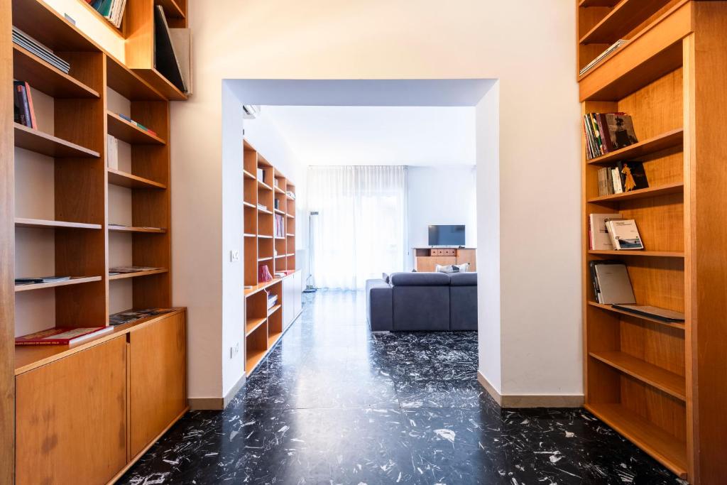 The library in Az apartmant