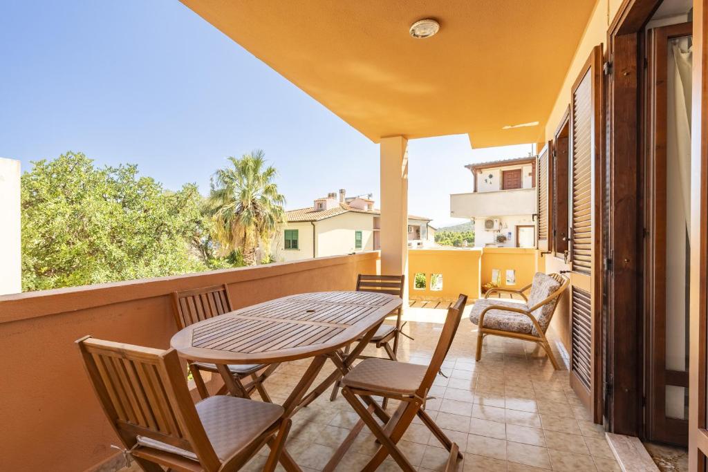 a patio with a table and chairs on a balcony at Casa Giovanni in Cala Gonone