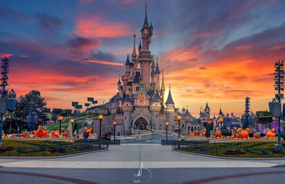 a view of cinderella castle at sunset at Disney appartement in Chessy