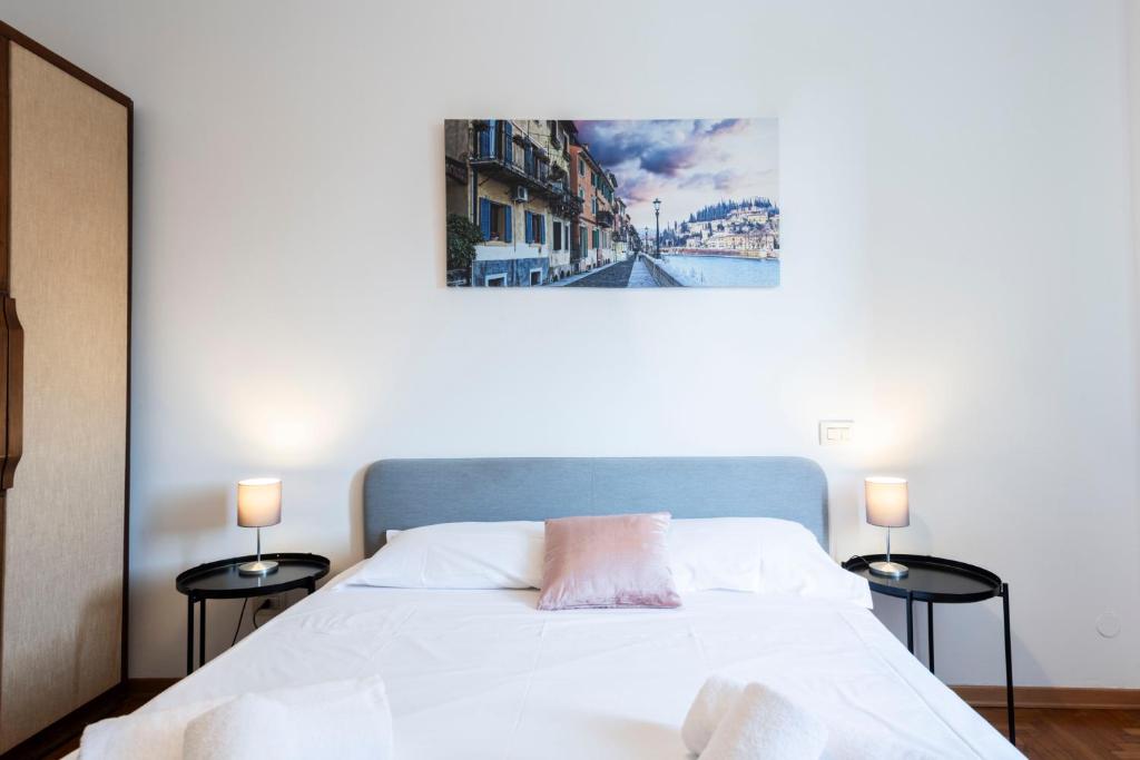 A bed or beds in a room at RiverView Luxury flat
