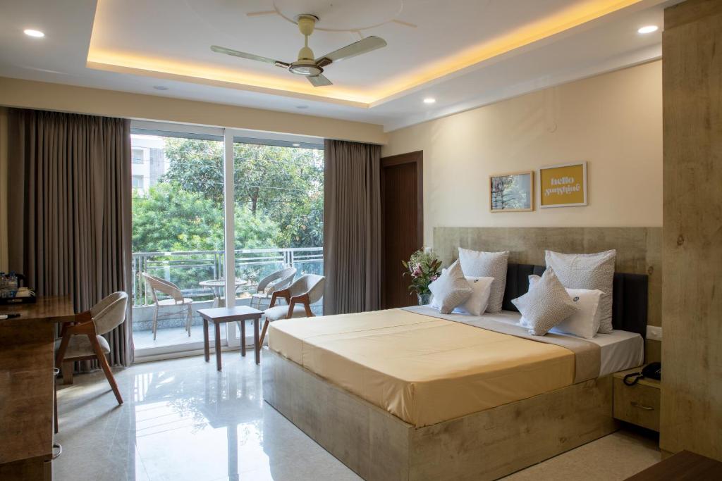 Habitación de hotel con cama y balcón en Perch Arbor Cyber City en Gurgaon
