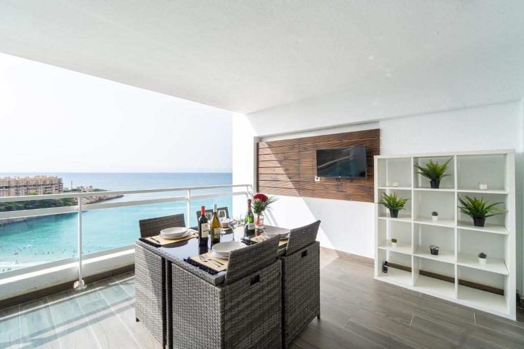 een keuken met uitzicht op de oceaan bij TuristMar - Fabuloso apartamento con vista de lujo in Salou