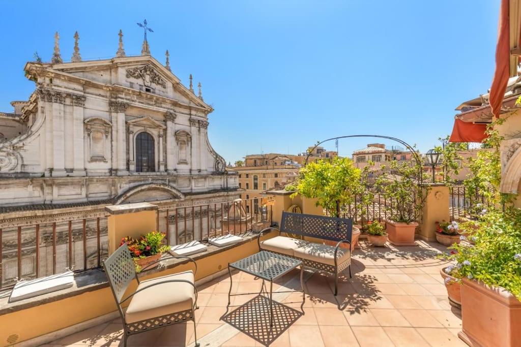 vistas a un balcón con sillas y a un edificio en Casa Colonna by Burghesius, en Roma