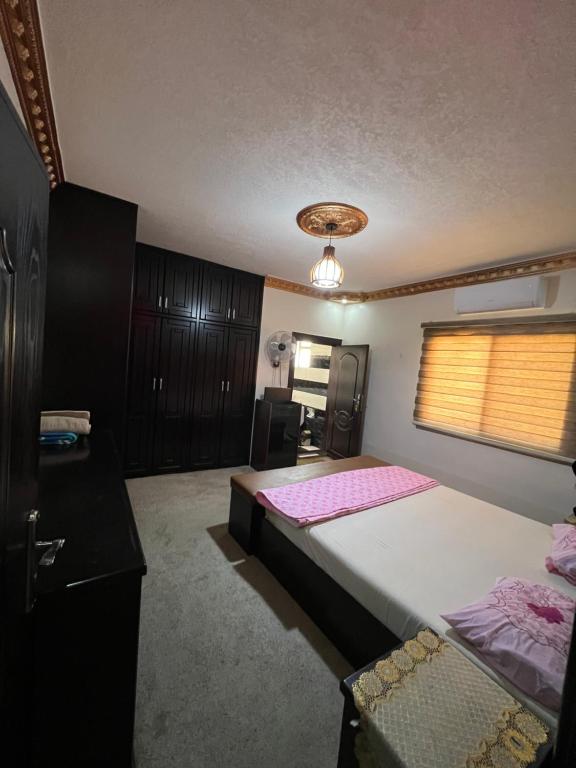 1 dormitorio con 1 cama y 1 silla en Petra luxurious view house, en Wadi Musa