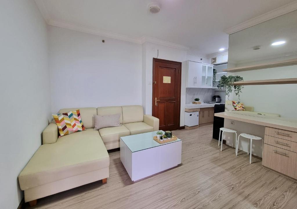 een woonkamer met een bank en een tafel bij Majesty Apartment 2 Bedroom with City View in Bandung