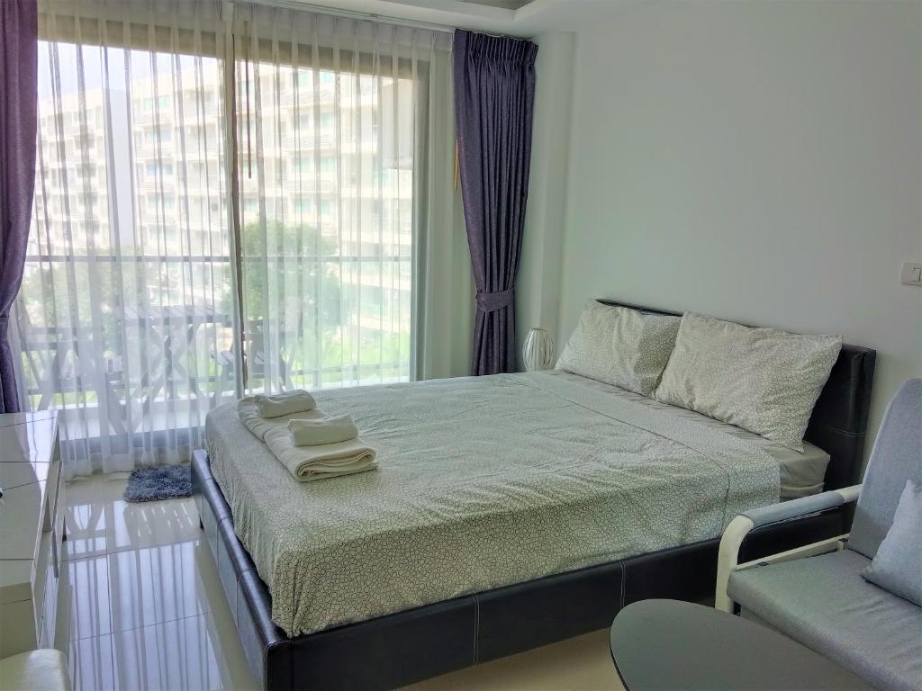 a bedroom with a bed with two towels on it at Laguna Beach Resort 3 Maldives in Jomtien Beach