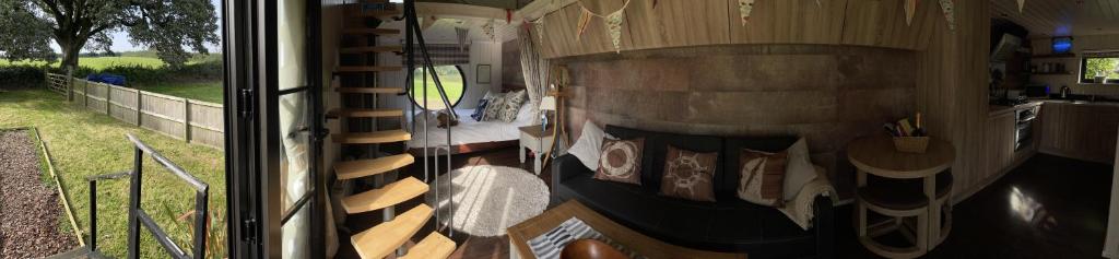Fotografie z fotogalerie ubytování Oak Tree Lodge: Unique 2 level Shepherd's Hut: Dartmouth v destinaci Dartmouth