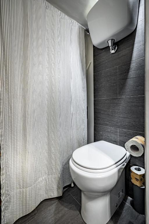 Łazienka w obiekcie Roommo Studio San Gallo