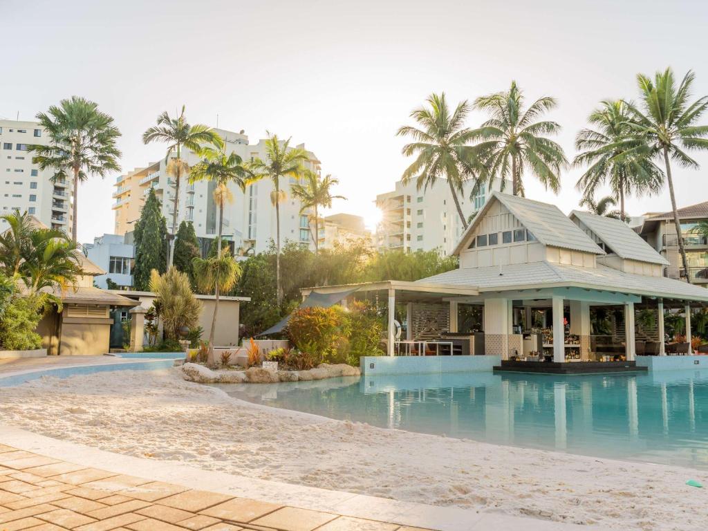 Bazén v ubytování Novotel Cairns Oasis Resort nebo v jeho okolí