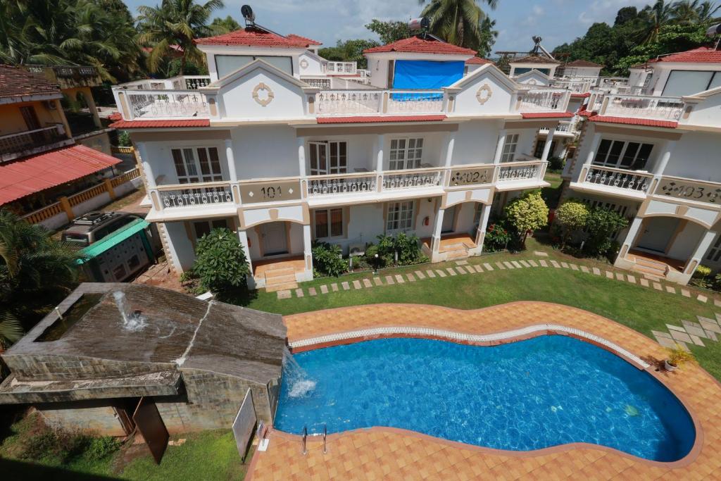 vista aerea di una casa con piscina di Richmonde Ananta Elite Luxurious Villa & Apartments,Goa a Baga