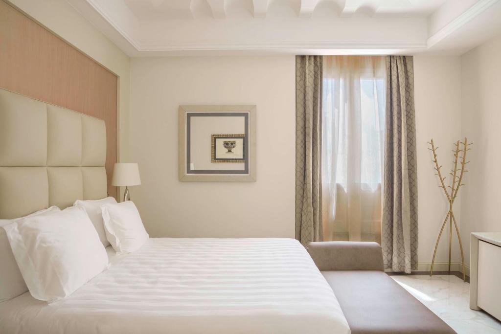 Postel nebo postele na pokoji v ubytování Aleph Rome Hotel, Curio Collection By Hilton