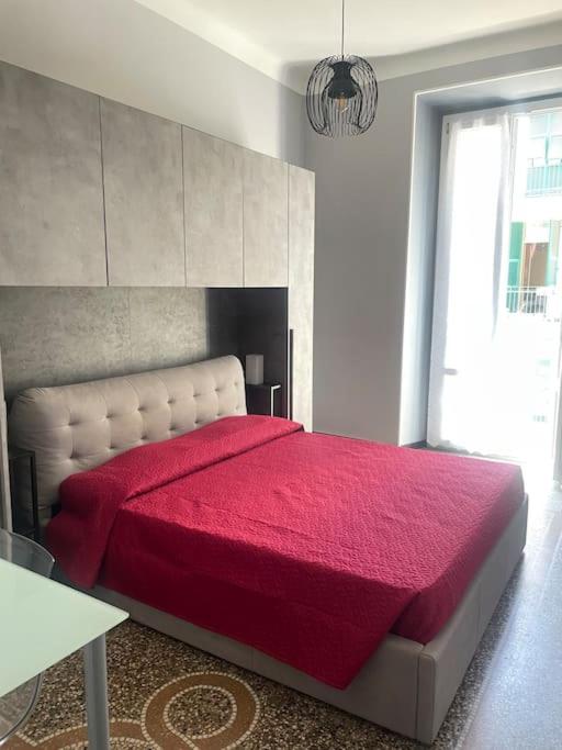 una camera con un letto rosso e una coperta rossa di Centro da Marco a Savona