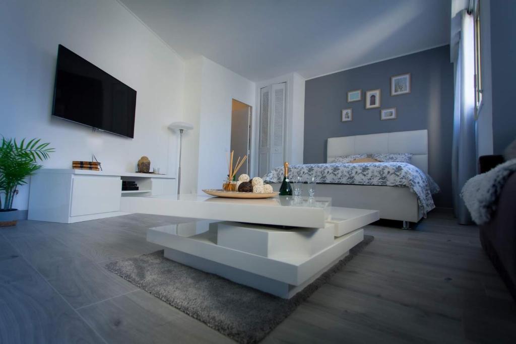 - un salon avec un lit et une table basse dans l'établissement menton superbe appartement, à Menton