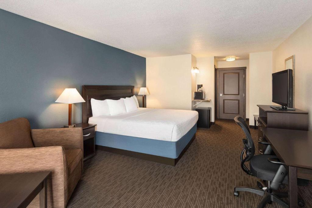 AmericInn by Wyndham La Crosse Riverfront Conference Center - Deluxe King Room With River View - Non-Smoking