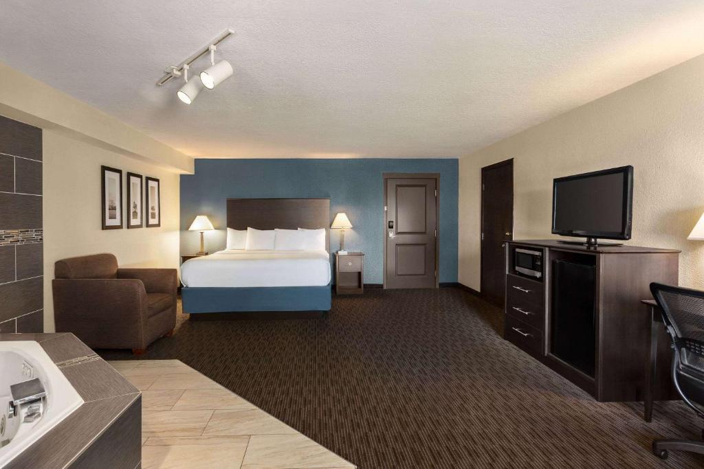 AmericInn by Wyndham La Crosse Riverfront Conference Center - Deluxe King Room With Pool View - Non-Smoking
