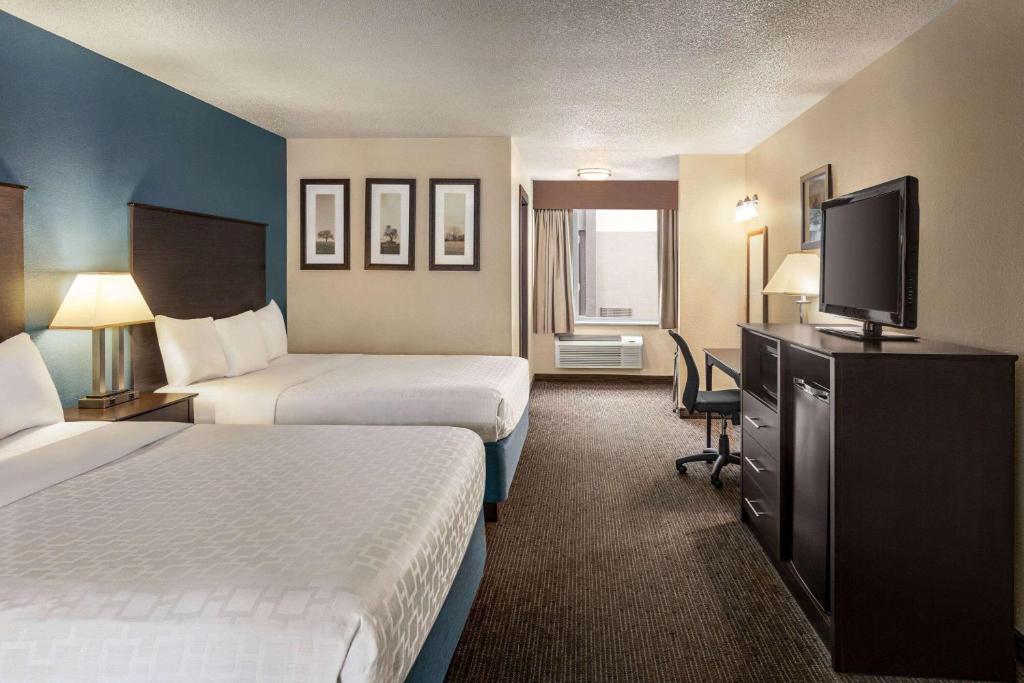AmericInn by Wyndham La Crosse Riverfront Conference Center - Deluxe Queen Room - Mobility Access/Non-Smoking