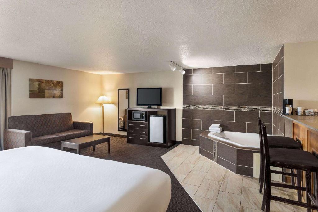 AmericInn by Wyndham La Crosse Riverfront Conference Center - King Studio Suite With River View - Non-Smoking