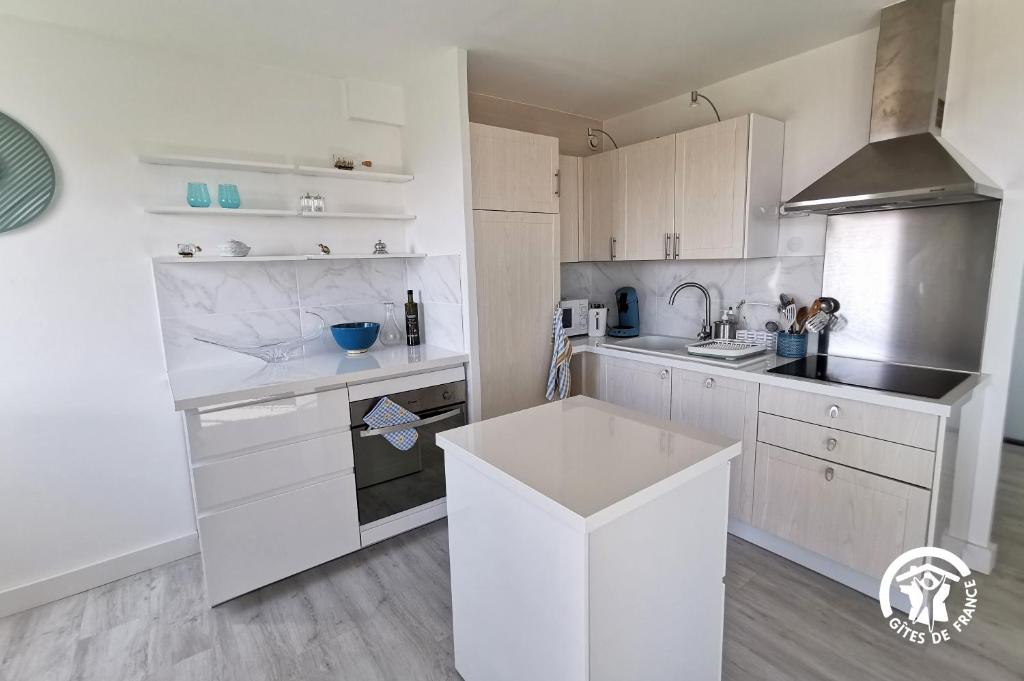 Cucina o angolo cottura di La Sirène - Loft moderne et lumineux avec vue panoramique sur Mer Méditerranée et port de plaisance