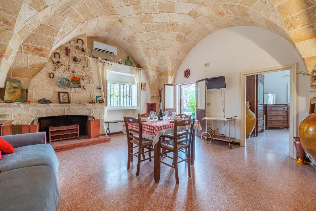 sala de estar con mesa y chimenea en Carbone Country House Oria - Happy Rentals, en Oria