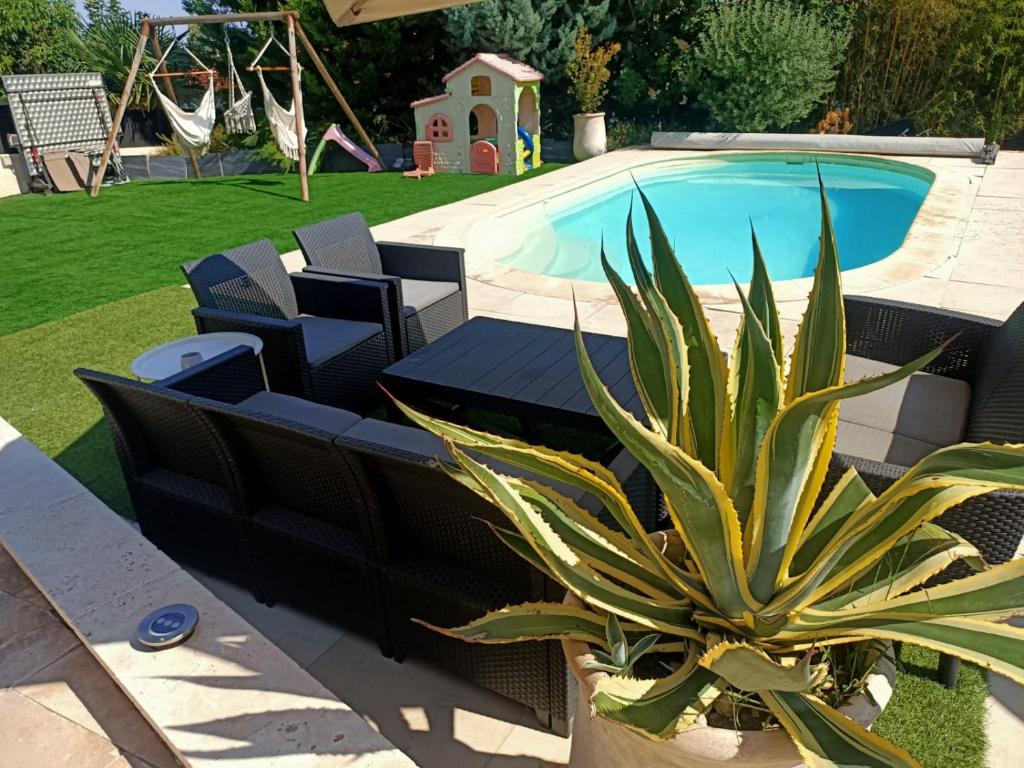 The swimming pool at or close to Le Petit Cocon - Parking privé - Lyon Sud