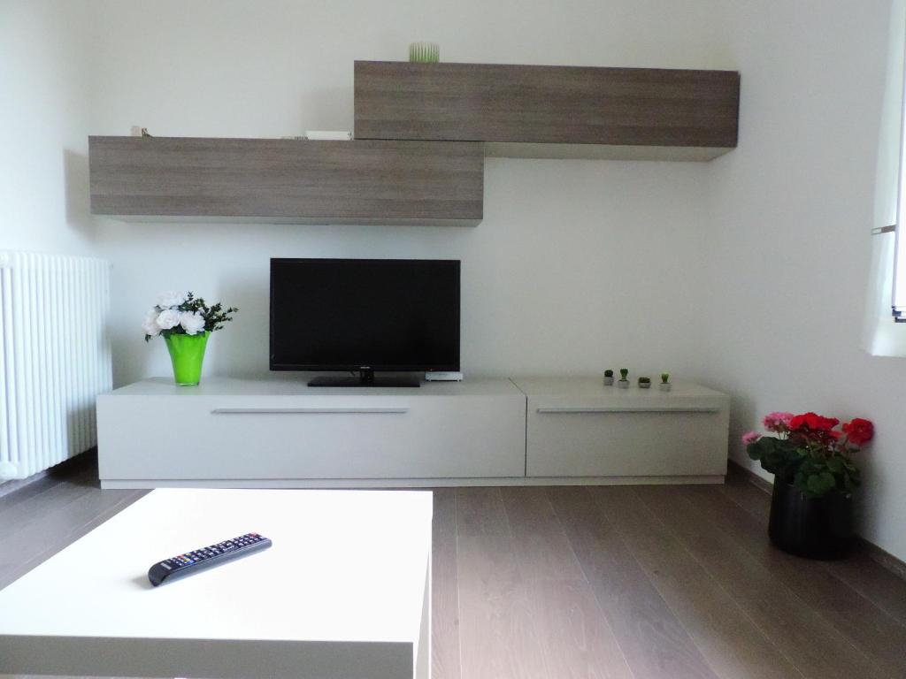 una sala de estar con TV en un armario blanco en Casa Maria, en Bérgamo