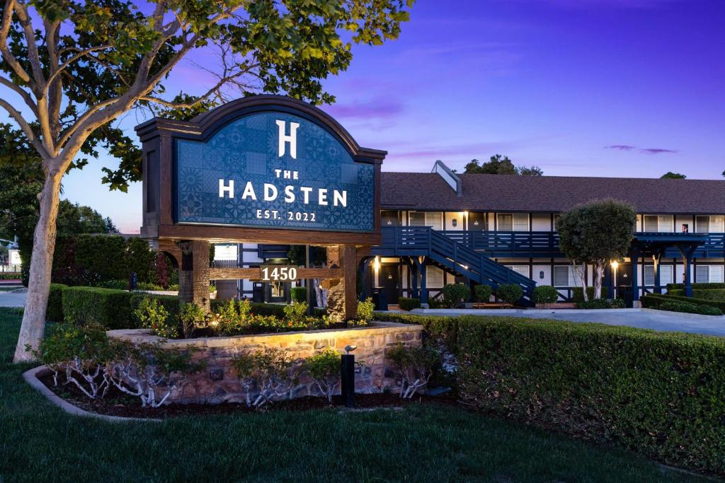 ein Hotelgebäude mit einem Schild, das die Bar Hadstein liest in der Unterkunft The Hadsten Solvang, Tapestry Collection by Hilton in Solvang