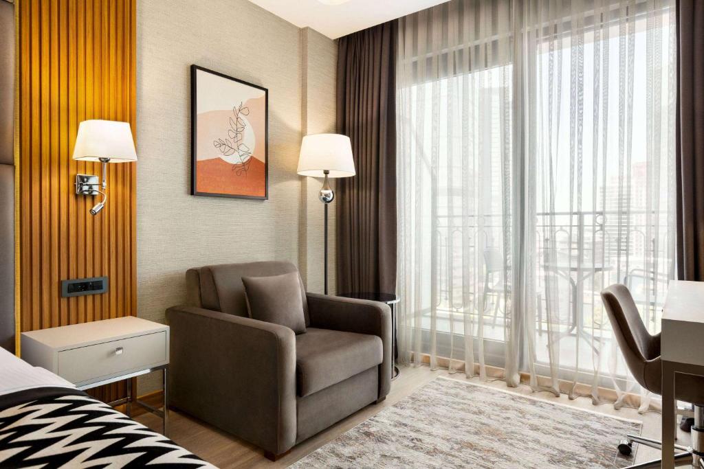 Postel nebo postele na pokoji v ubytování Ramada Encore by Wyndham Istanbul Sisli