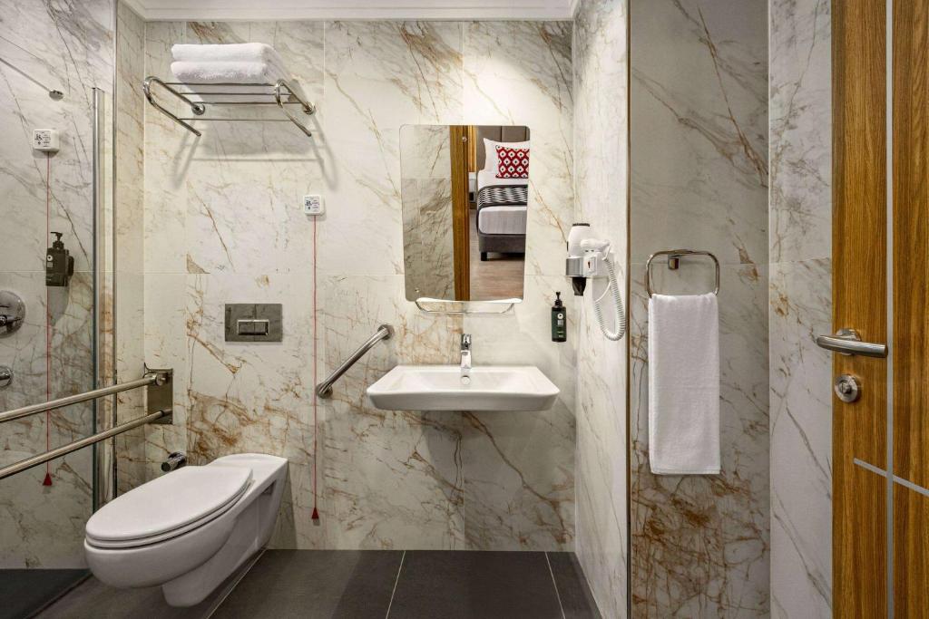 Koupelna v ubytování Ramada Encore by Wyndham Istanbul Sisli