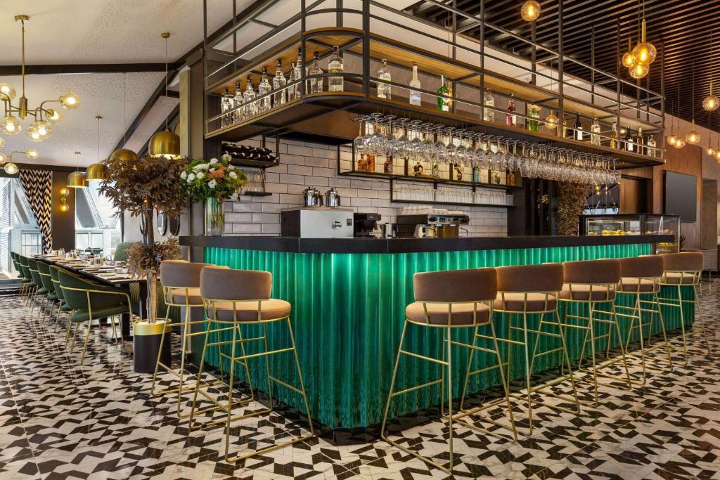 Lounge nebo bar v ubytování Ramada Encore by Wyndham Istanbul Sisli