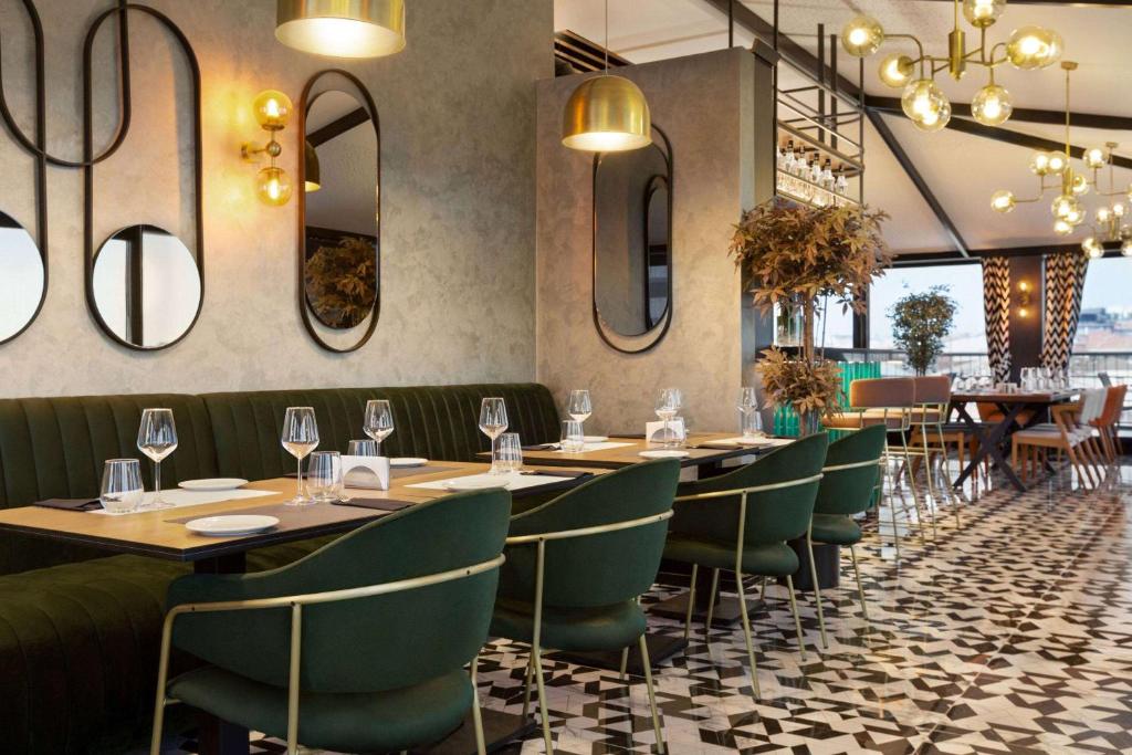 Restaurace v ubytování Ramada Encore by Wyndham Istanbul Sisli