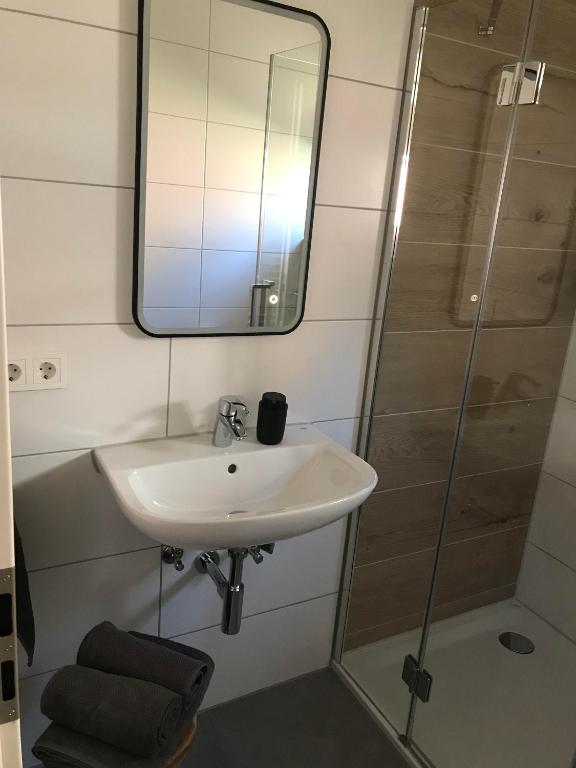 Koupelna v ubytování FeWo Hafenkoje am Timmeler Meer in Großefehn